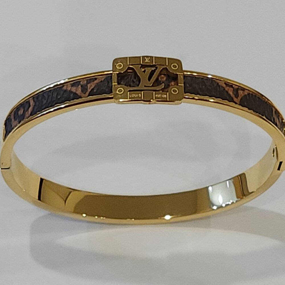 Monogramed Top Label Inspired Clasp Bracelet With Black and Brown Inlay. NWOT - Picture 3 of 4